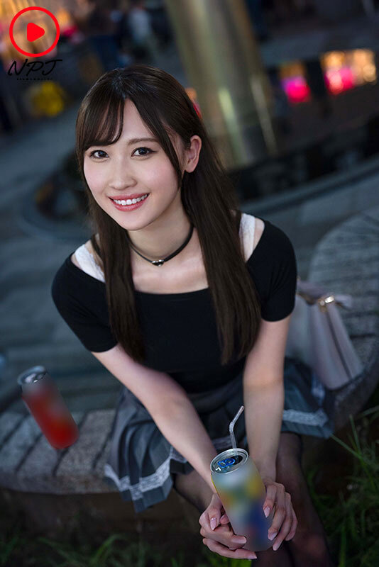 高●寺の駅前で見つけた美少女劇団員がAV出演！ 見た目は清楚！スタイル抜群！笑顔が可愛い小劇団の姫は酒ヤリマンの小悪魔ビッチ娘！今夜も広場でスト○ロ飲みながらヤリモク男のナンパ待ち！のサンプル画像1