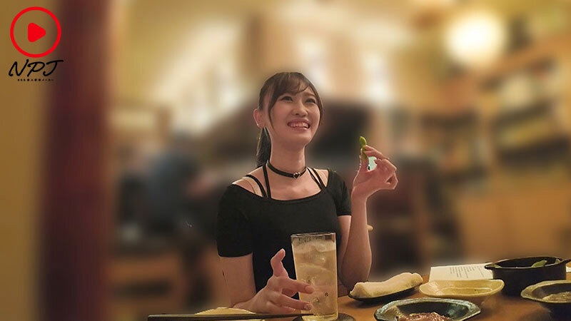 高●寺の駅前で見つけた美少女劇団員がAV出演！ 見た目は清楚！スタイル抜群！笑顔が可愛い小劇団の姫は酒ヤリマンの小悪魔ビッチ娘！今夜も広場でスト○ロ飲みながらヤリモク男のナンパ待ち！のサンプル画像2